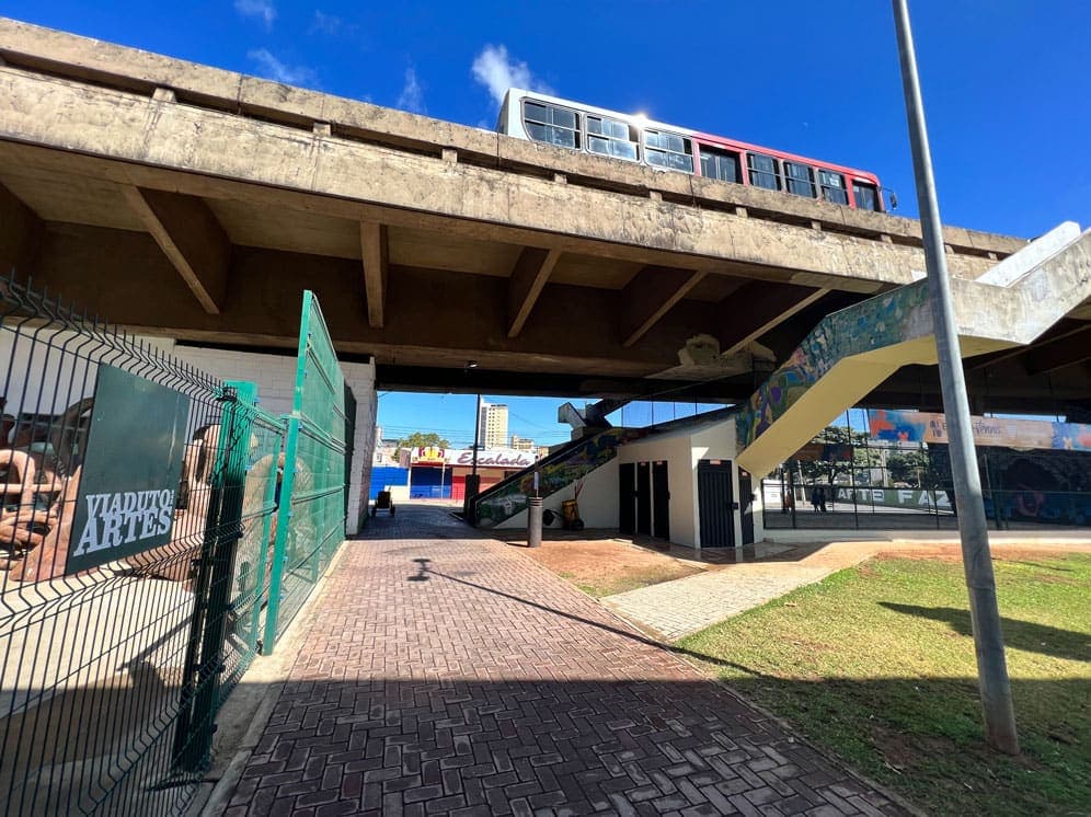 A imagem retrata um dia ensolarado no Barreiro. No instante em que a fotografia é tirada, um ônibus passa pelo Viaduto das Artes.